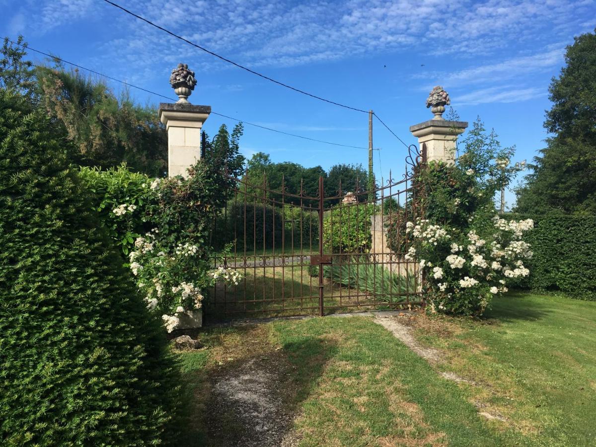 Le Manoir De Maucartier Bed & Breakfast Monnaie ภายนอก รูปภาพ